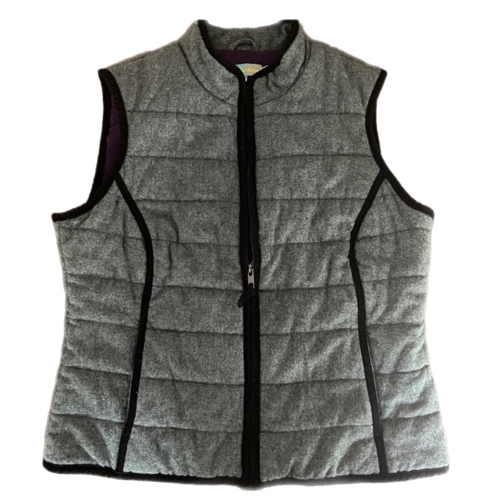 Boden outdoor vest. Women’s size 10. I’m a 6/8 and it fit me nicely too.